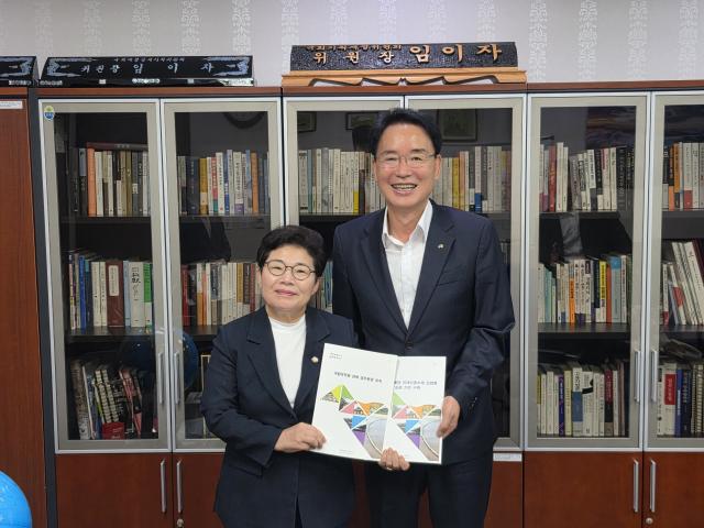 -영주시는 이번 국회 방문을 시작으로 관계 중앙부처와 지속적으로 협의하고 정부세종청사를 차례로 방문해 주요 현안사업의 당위성과 필요성을 적극 설명하는 등 국가예산 확보 활동을 이어갈