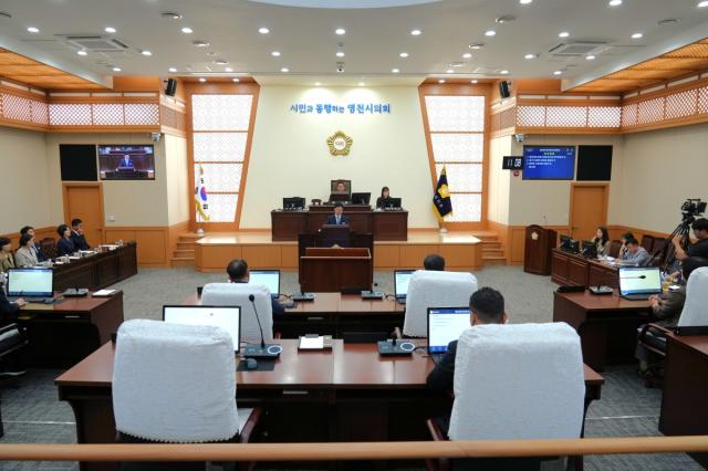 -영천시의회는 제253회 임시회 기간 중 지난 21일부터 27일까지 주말을 제외한 5일간 집행부 각 부서의 주요업무보고를 청취하고 주요 현안 사항을 면밀히 점검했다. (사진 = 영천