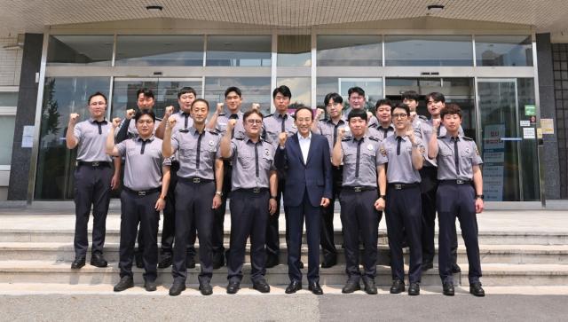 -추경호 대구시장은 27일 시청 산격청사 1층 청원경찰 근무현장을 직접 찾아 격려했다. (사진 = 대구광역시)