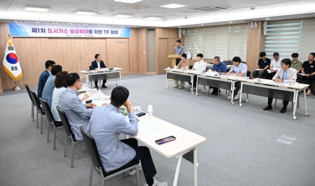 -문경시는 지난 24일 시청 제2회의실에서 도시가스 공급업체인 영남에너지서비스 관계자와 문경시 관련 부서 직원 등 20여 명이 참석한 가운데 ‘제1차 도시가스 보급확대를 위한 TF