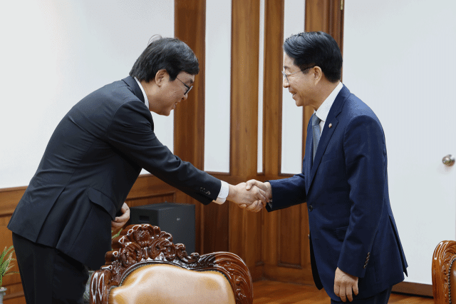 -조정식 국회의장(우)이 의장 집무실을 예방한 최휘영 문화체육관광부 장관(좌)을 환영하고 있다. (사진 = 국회의장 공보소통수석실)