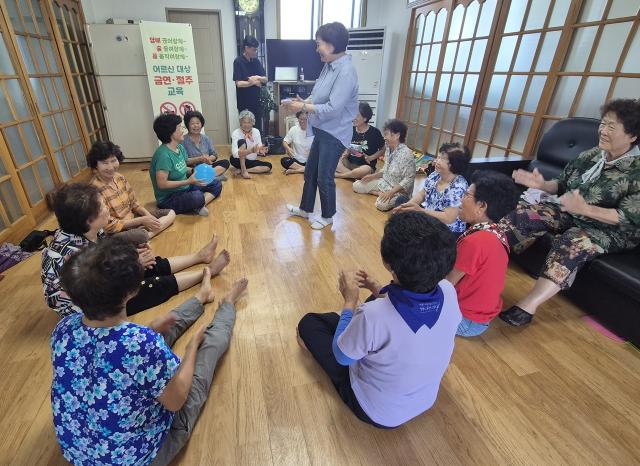 -강진군이 어르신을 대상으로 실시하고 있는 금연·절주교육. (사진 = 강진군)