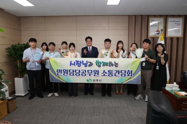 -상주시는 지난 27일 시청 시민의 방에서 2026년 2분기 민원처리 우수 공무원을 시상하고 민원업무 담당자들의 다양한 현장 의견을 듣기 위한 소통 간담회를 개최했다. (사진 = 상