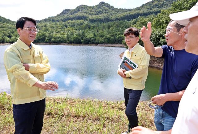 -강진원 강진군수(사진 맨 왼쪽)가 28일 도암면 계라리에 있는 영락제를 찾아 저수율 등 현장 상황을 살펴보고 있다. (사진 = 강진군)