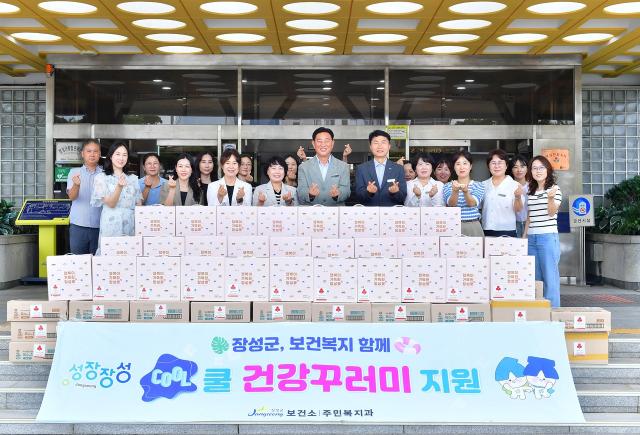-장성군이 지난 27일 가진 ‘보건복지 함께 쿨(cool) 건강꾸러미’ 전달식. (사진 = 장성군)