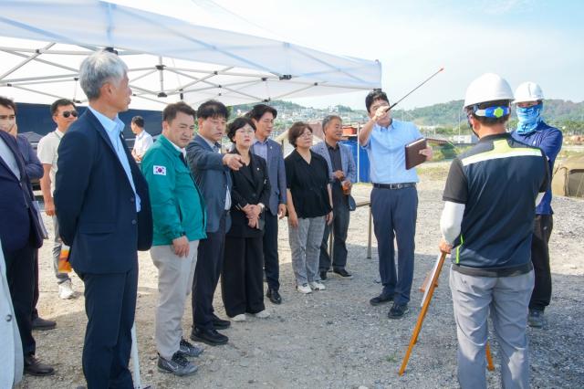 -경주시의회 경제산업위원회가 지난 27일 경주시 양남면 하서항 및 감포읍 나정해변, 송대말등대, 덕동댐 등을 방문해 사업 추진 현황을 점검하고 가뭄 대응 방안을 논의했다. (사진 =