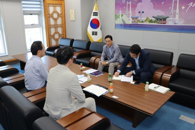 -강문성 특별시의원이 여수국가산단 석유화학산업 위기와 사업재편에 대한 기업 및 노동계의 의견을 청취했다. (사진 = 특별시의회)