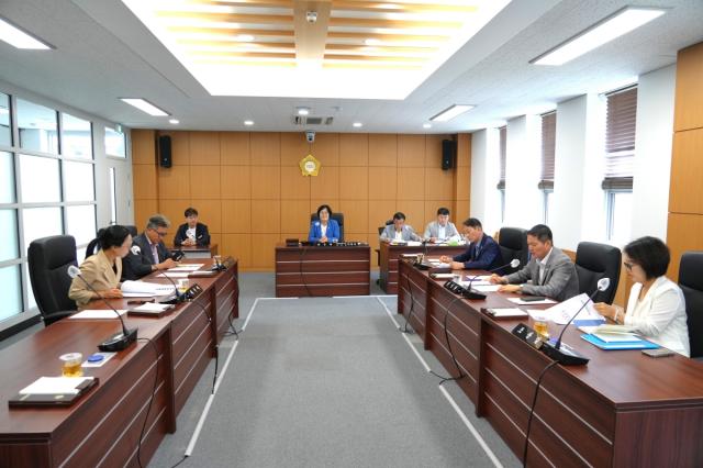 -영천시의회 행정문화복지위원회는 제253회 임시회 기간 중 제1차 행정문화복지위원회를 개최하고 첫 상임위원회 활동을 시작했다. (사진 = 영천시의회)