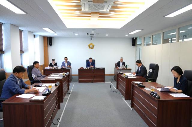 -영천시의회 산업건설위원회는 28일 제10대 영천시의회 구성 후 첫 회의를 개의하여 지역 환경 및 교통복지와 직결된 주요 안건을 심의·의결하며 본격적인 의정활동을 시작했다. (사진 