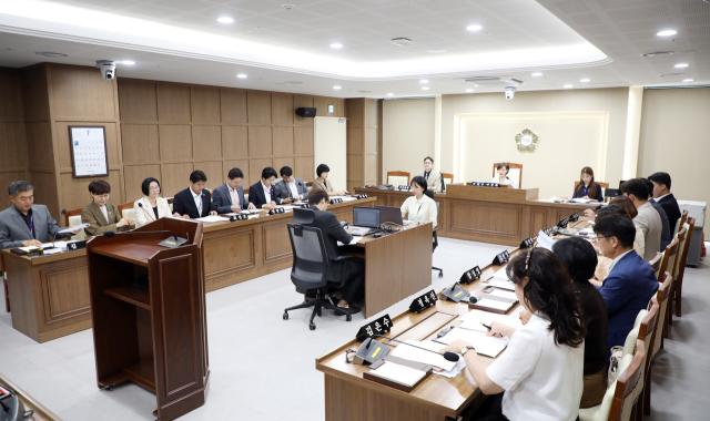 -28일 수원시의회 예산결산특별위원회가 2026년도 제1회 추가경정예산안과 기금운용계획 변경안 등을 심사하고 있다.