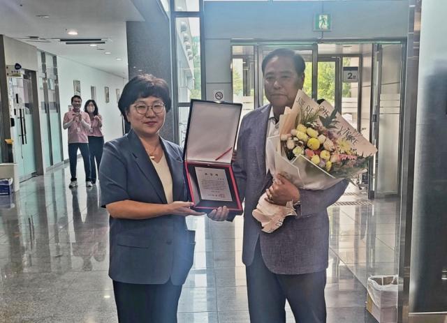 -포항시 어르신관 회원 김병천 씨가 평소 익힌 심폐소생술로 두 차례에 걸쳐 위급한 상황에 놓인 어르신들의 생명을 구했다. (사진 = 포항시)