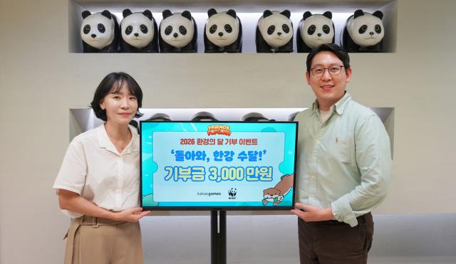 -(좌측부터) 카카오게임즈 조정연 ESG/Value Enhancement실 실장과 WWF 이영준 보전사업본부 국장이 28일 서울 종로구 WWF 사무실에서 진행된 기부금 전달식에 참석