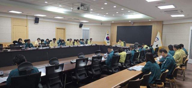 -광양시 폭염 중대경보 발효에 따라 재난안전대책본부 비상 2단계 가동 시청 창의실에서 읍·면·동 폭염 대응 긴급회의를 하고 있다 (사진 = 광양시청)