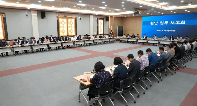 -나주시가 지난 28일 시청 대회의실에서 윤병태 시장 주재로 현안 업무 보고회를 진행하고 있다. (사진 = 나주시)