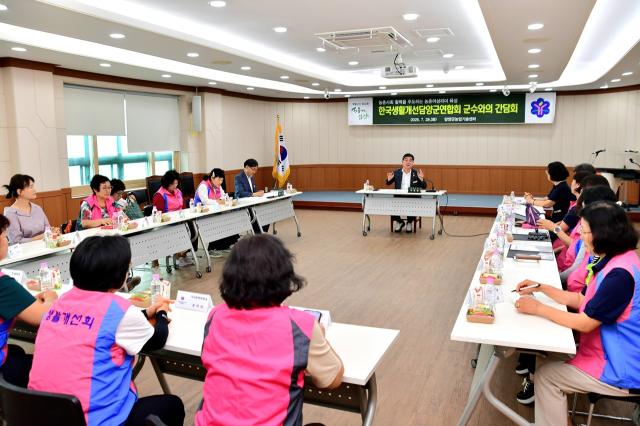 -박종원 담양군수가 지난 28일 농업기술센터에서 한국생활개선담양군연합회 회원들과 여성농업인의 영농 여건 개선 및 농촌 발전 방안을 논의하고 있다. (사진 = 담양군)