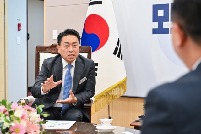 -조주홍 영덕군수는 지난 27일 국가보훈부를 방문해 권오을 장관과 면담을 가졌다. (사진 = 영덕군)
