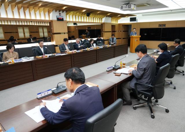 -영천시는 29일 시청 영상회의실에서 지역의 주요 현안 사업들을 원활하게 추진하고 다각적인 국·도비 확보 방안을 모색하기 위해 더불어민주당 소속 시의원 및 당 관계자와 정책간담회를 