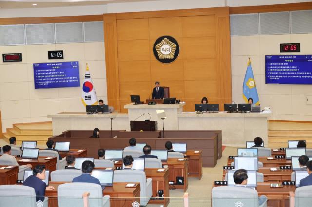 -포항시의회는 지난 28일 오전 열린 제332회 임시회 제2차 본회의에서 포항시의회 민생경제 특별위원회 구성 결의안을 의결하고 지역 민생경제 회복을 위한 본격적인 활동에 돌입했다. 