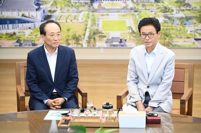 -추경호 대구광역시장과 이철우 경상북도지사는 29일 경북도청에서 만나 대구경북신공항 건설과 행정통합, 2차 공공기관 이전 등 대구·경북의 주요 공동현안에 대해 논의하는 자리를 가졌다