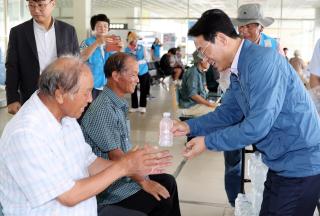 (NSP NEWS Image)강진군자원봉사단체협의회, 생수 나눔 및 폭염 예방 홍보 활동 전개