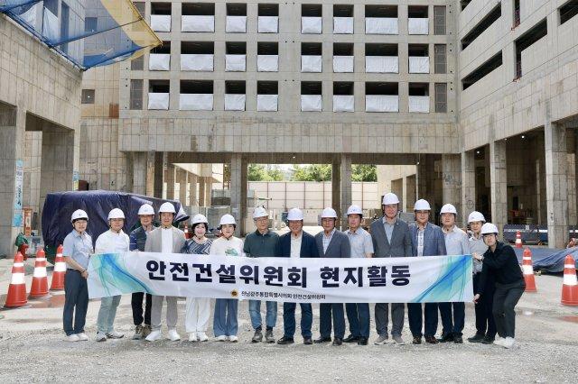 -전남광주통합특별시의회 안전건설위원회 위원들 상무지구 광주형 통합공공임대 민간참여 공공주택사업 현장 찾아 기념 찰영 하고 있다 (사진 = 전남광주통합특별시의회)