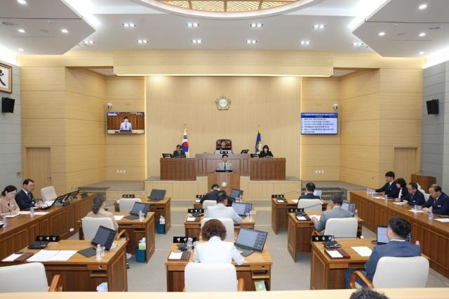 -이번 회기 동안 의회는 집행부로부터 금년 상반기 업무추진 실적 및 하반기 추진계획을 보고받고 이어 제1회 추가경정예산안을 심사했다. (사진 = 예천군)