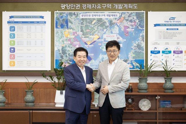 -구충곤 광양경자청장(좌), 박원석 원자력산업정책연구원장(우) (사진 = 광양만권경제자유구역청)