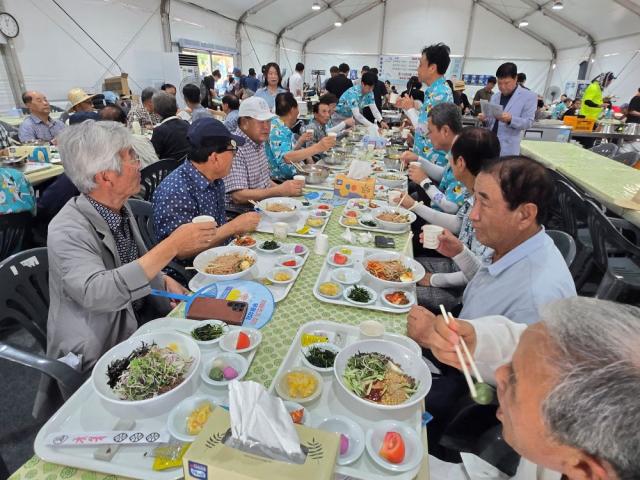-대한노인회 봉화군지회 봉화은어축제 성공 기원하며 회원 50명 축제장 초청 (사진:봉화군) (사진 = 봉화군)