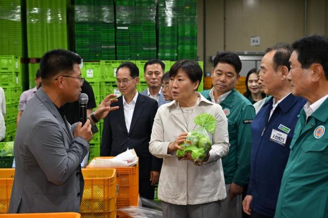 -송미령 농림축산식품부 장관은 영주농산물유통센터(거점APC)를 방문해 여름사과 선별·포장 등 산지유통 운영 현황을 점검하고 과실 지정출하 추진상황과 출하 관리 실태를 살펴보며 산지유