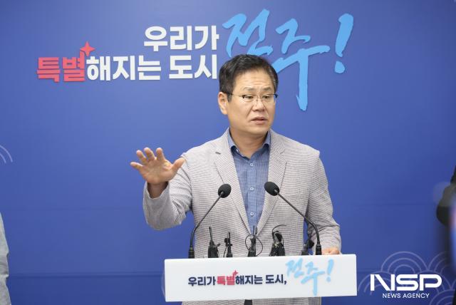 -조지훈 전주시장이 민선 9기 취임 30일을 맞아 시청 브리핑룸에서 기자회견을 열고 시정 운영 방향과 주요 성과를 밝혔다. (사진 = 전주시)