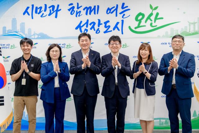 -28일 조용호 오산시장(왼쪽 세번째)과 이데미츠어드밴스트머티리얼즈코리아 관계자들이 기념촬영을 하는 모습. (사진 = 오산시)