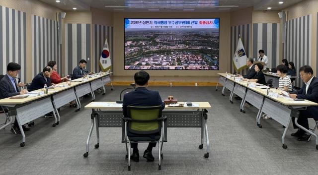 -경주시는 지난 27일 시청 대회의실에서 최종심사를 열고 ‘2026년 상반기 적극행정 우수공무원’으로 팀 부문 1건과 개인 부문 6건을 선정했다. (사진 = 경주시)