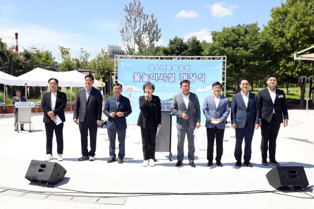 -29일 김미경 수원시의회 의장(왼쪽 네번째)과 의원들이 물놀이시설 개장식에서 인사말을 하는 모습. (사진 = 수원시의회)