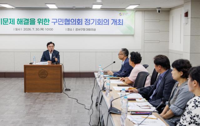 -진교훈 서울 강서구청장(왼쪽)이 7월 30일 구청 대회의실에서 열린 ‘쓰레기문제 해결을 위한 구민협의회 정기회의’에 참석해 인사말을 하고 있다. (사진 = 강서구청)