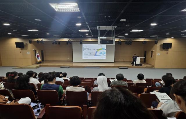 -경상북도교육청은 여름방학을 맞아 학교급식 현장의 산업재해를 예방하고 안전한 근무환경을 조성하기 위해 30일 안동 세계물포럼기념센터와 31일 포항교육지원청 여울관에서 도내 영양교사와