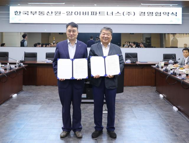 -7월 29일 한국부동산원(왼쪽 이헌욱 원장)과 알이비파트너스(오른쪽 이승천 사장)의 ‘2026년도 모·자회사 경영협약식’ 개최 후 사진촬영을 하고 있다. (사진 = 한국부동산원)
