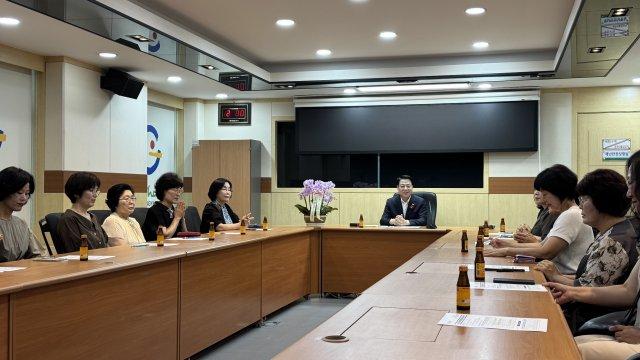 -박성현 광양시장과 어린이집연합회 임원진이 간담회을 하고 있다 (사진 = 광양시청)