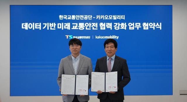 -한국교통안전공단과 카카오모빌리티는 31일 카카오모빌리티 본사(경기도 성남)에서 미래 모빌리티 환경 변화에 대응하고 데이터 기반 교통안전 협력사업을 추진하기 위한 업무협약(MOU)을