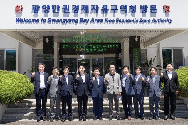 -광양만권경제자유구역 제14대 조합회의 신임 의장단 및 위원들 기념 찰영 (사진 = 광양만권경제자유구역청)
