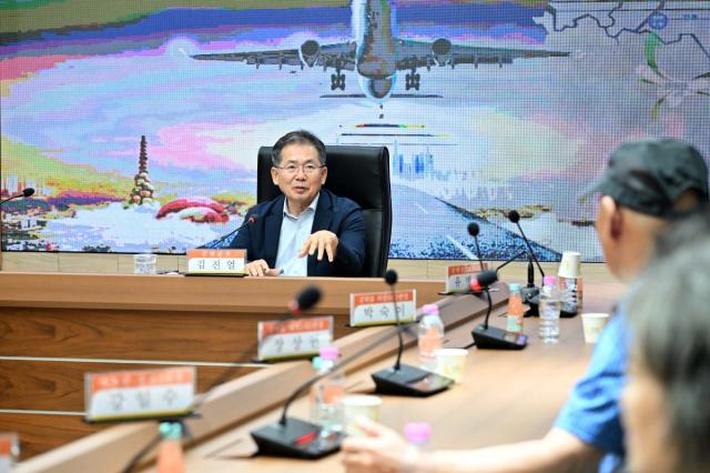 -군위군은 지난 30일 군청 제2회의실에서 ‘2026년도 상반기 모범 주민 간담회’를 개최했다. (사진 = 군위군)