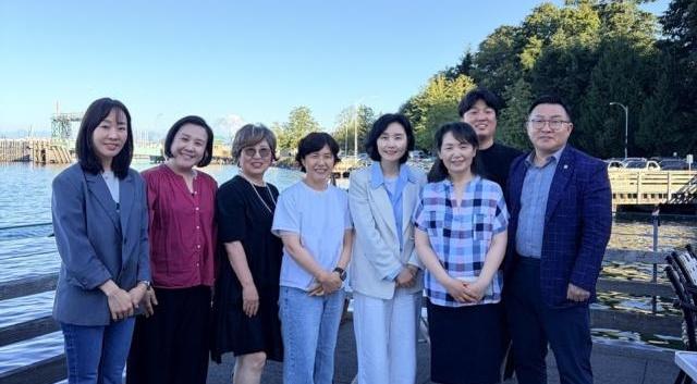-재미한국학교협의회(NAKS) 서북미 지부 관계자들이 기념촬영을 하는 모습. (사진 = 경기도교육청)
