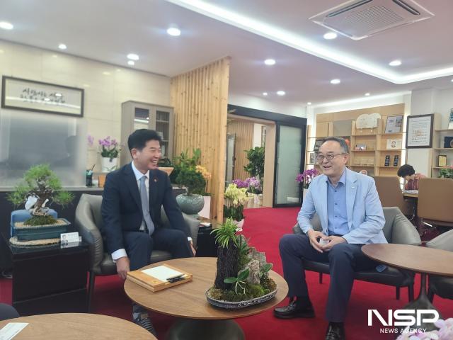 -송영훈 제주도의회 의장(좌)와 송치영 소공연 중앙회장(우) 차담회 모습 (사진 = NSP통신)