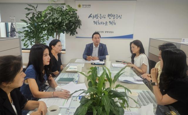 -여성가족평생교육위원회의 공공형 어린이집 신규 지정 중단 가능성에 대한 정담회 모습. (사진 = 경기도의회)