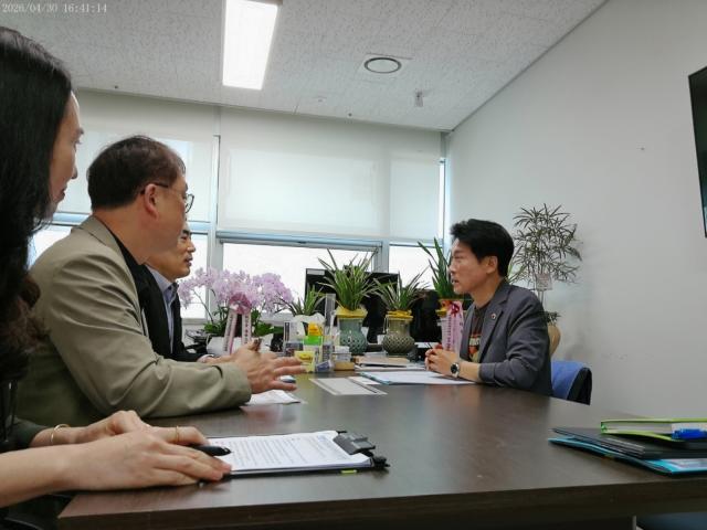 -김영훈 경기도의원이 도교육청 초등교육과 관계자와 면담하는 모습. (사진 = 경기도의회)