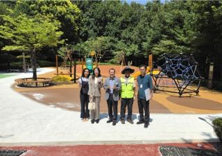 (NSP NEWS Image)이오수 경기도의원, 수원 열림공원 숲속놀이터 공사 완료 현장 점검