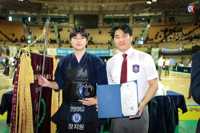 -대회 후 장지원 선수(왼쪽)와 임종길 감독이 우승을 기념하는 사진촬영을 하고 있다. (사진 = 안양대학교)