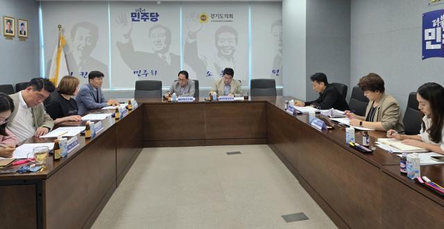 -3일 경기도의회 더불어민주당 대표단이 정책사업과 관련 주관 부서 업무보고를 받는 모습. (사진 = 경기도의회)