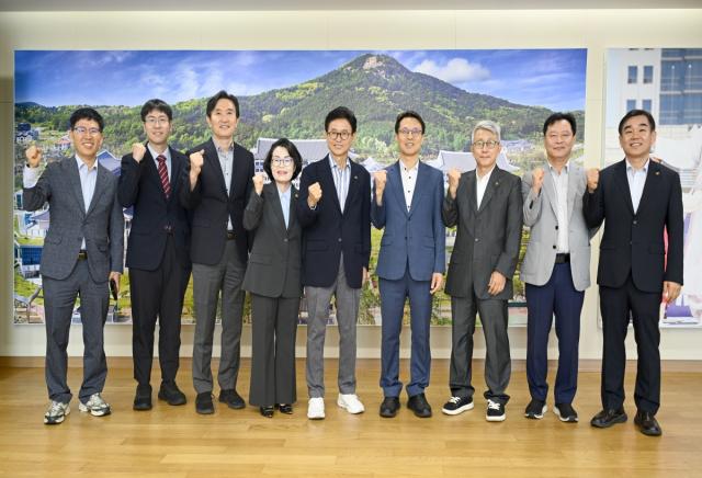 -경상북도는 김진오 저출산고령사회위원회 부위원장이 3일 경북도청을 방문해 이철우 경상북도지사와 면담을 가졌다. (사진 = 경상북도)