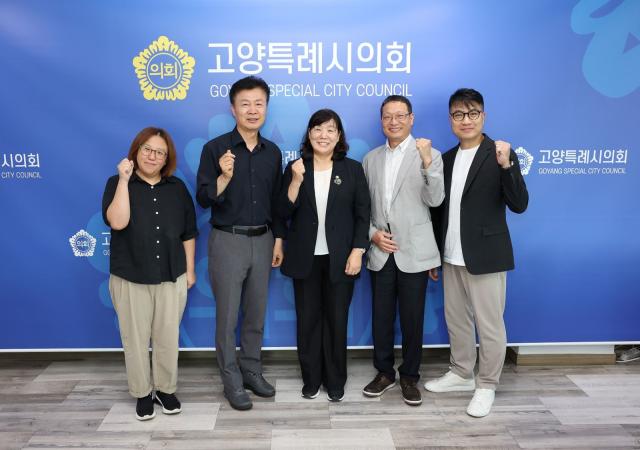 -고양시의회 의장(가운데)과 고양시 장애인종합복지관과 간담회 기념사진 (사진 = 고양시의회)