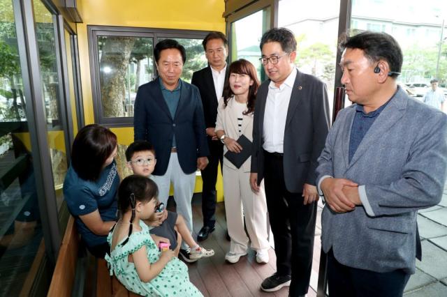 -아이에게는 안전을 부모에게는 안심을, 안동시 어린이 안심승강장 안동 1호점 개소, 냉난방기․CCTV 갖춘 안전한 통학버스 대기공간 조성 - 아이천국 육아친화 두레마을 사업으로 2개